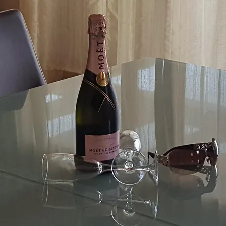 Beautiful, Spacious Villa, Heated Pool, Sleeps Eight, With Quality Furnishings וילה