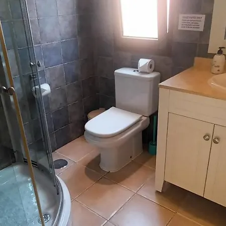 Beautiful, Spacious Villa, Heated Pool, Sleeps Eight, With Quality Furnishings וילה