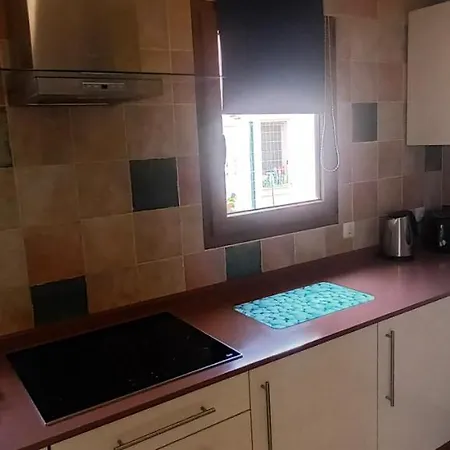 Beautiful, Spacious Villa, Heated Pool, Sleeps Eight, With Quality Furnishings וילה *