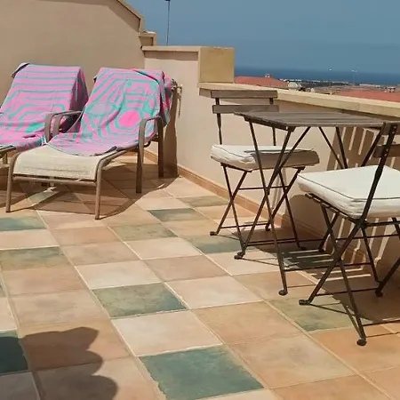 Beautiful, Spacious Villa, Heated Pool, Sleeps Eight, With Quality Furnishings וילה