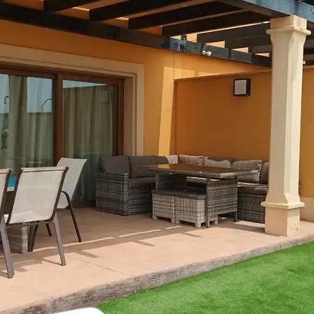 Beautiful, Spacious Villa, Heated Pool, Sleeps Eight, With Quality Furnishings ヴィラ