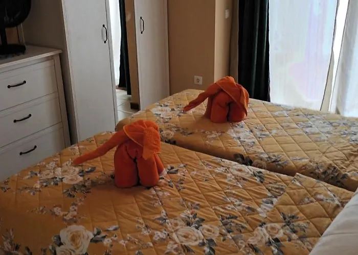 Beautiful, Spacious Villa, Heated Pool, Sleeps Eight, With Quality Furnishings *